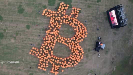 Bitcoin histórico en Argentina: una ₿ humana de 40 metros y más de 500 paraguas para difundir cripto