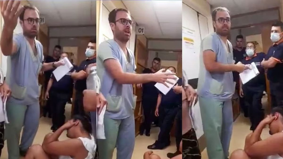El médico de guardia del Hospital Argerich mientras explicaba a los pacientes el motivo de la demora en la atención (Foto: captura de X @ClaraLatana).&nbsp;
