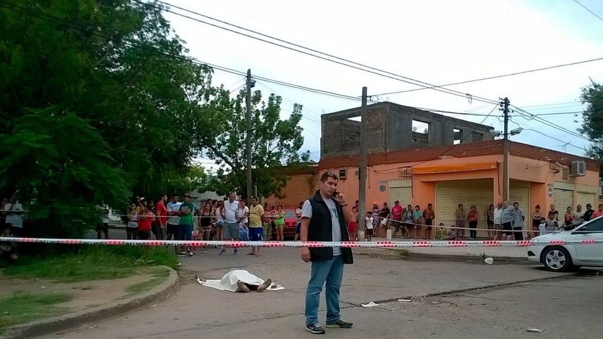 Un hombre fue baleado en la puerta de su casa en el Gran Rosario