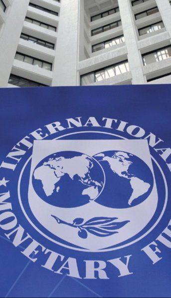 Afirman que el FMI habilitó al Gobierno a saldar deudas en dólares con fondos destinados a las reservas