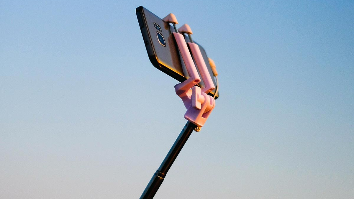 Qu&eacute; es el Selfie Stick, el aliado de los tiempos modernos