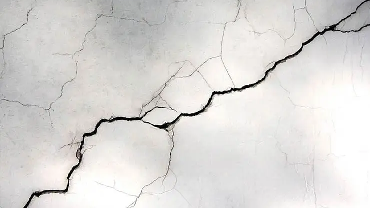 &nbsp;Una mano tocando una grieta con curiosidad y miedo, s&iacute;mbolo de ese momento en que te anim&aacute;s a mirar lo que antes no quer&iacute;as ver. Foto: Internet/Significado de los sue&ntilde;os.