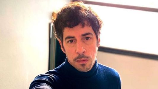 El desnudo total de Esteban Lamothe en el campo