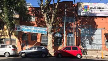 Un grupo de feministas le puso un pasacalles a Juan Darthés en la puerta de América TV