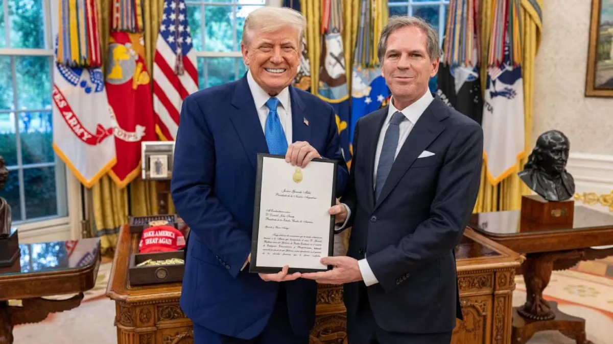 El presidente de Estados Unidos Donald Trump en la recepci&oacute;n de cartas credenciales del embajador de la Argentina, Alejandro Oxenford, en la Oficina Oval de la Casa Blanca. (Foto: X @ARGinUSA)