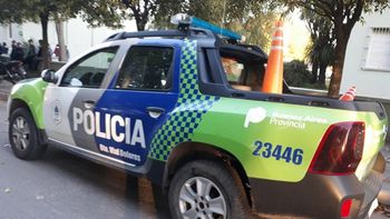 La víctima recibió dos disparos en la pierna derecha y tuvo que ser trasladada de urgencia al Hospital Interzonal, donde permanece estable. La víctima recibió dos disparos en la pierna derecha y tuvo que ser trasladada de urgencia al Hospital Interzonal, donde permanece estable.