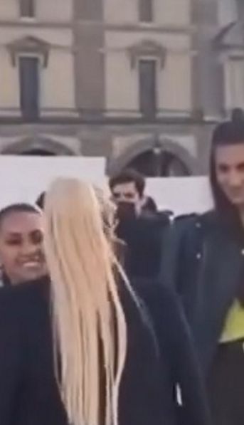 Te mostramos las imágenes del doble beso de Wanda Nara a Antonela Roccuzzo en París