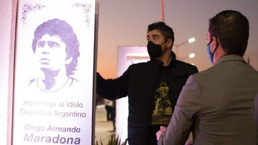 Homenajearon a Diego Maradona en San Luis: ¿Qué pensarán sus hijas sobre la persona que contrataron para representar a la familia?