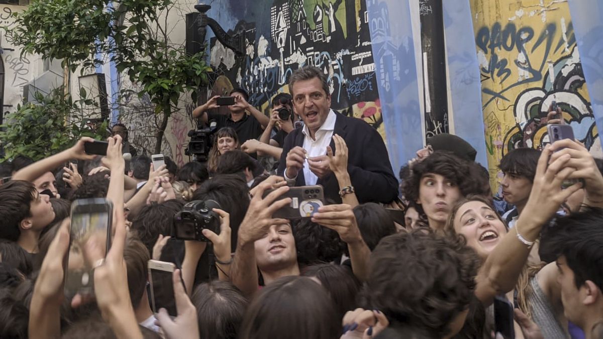 Sergio Massa cerró su campaña junto a estudiantes del Carlos Pellegrini. (Télam)