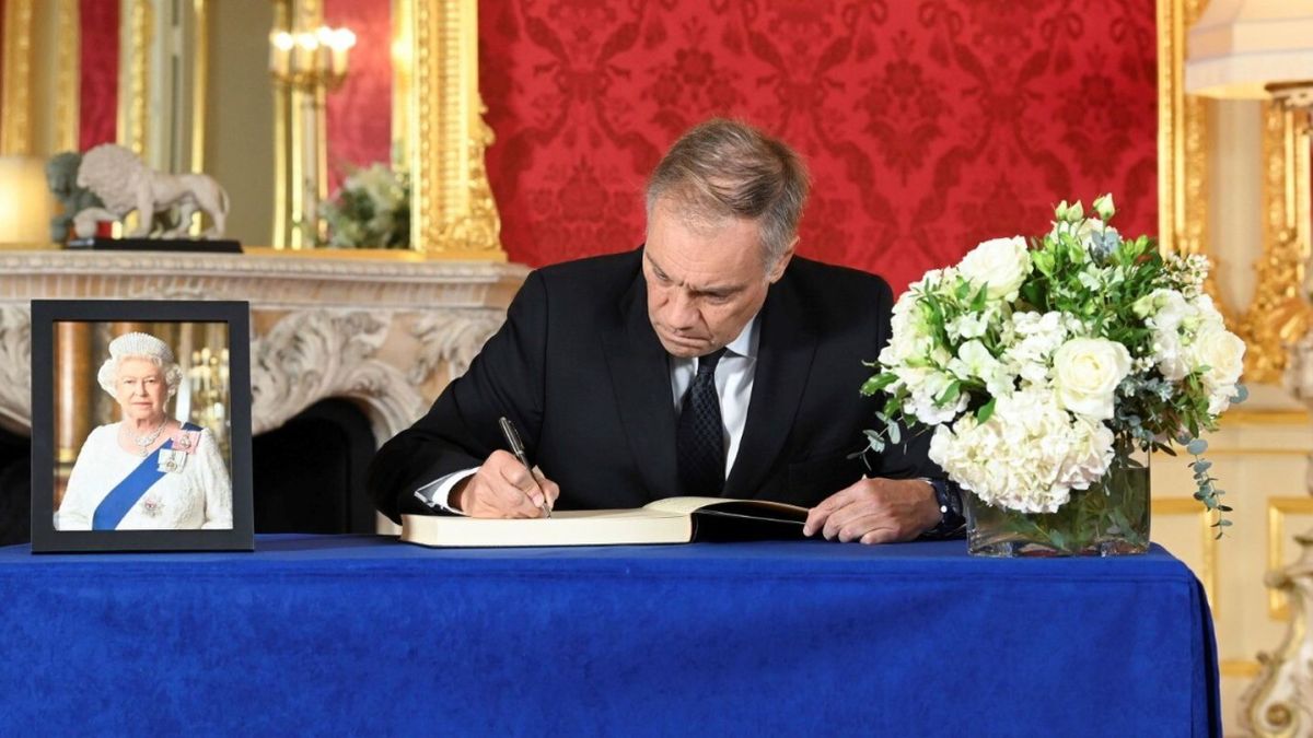 Javier Figueroa firma el libro de condolencias frente al ataúd de la reina Isabel II (Foto: Jonathan Hordle).