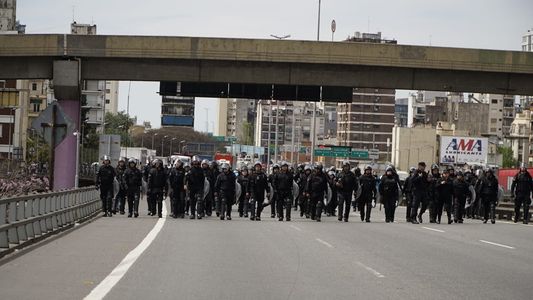 Autopista 25 de Mayo: la Policía desalojó a manifestantes y evitó un corte