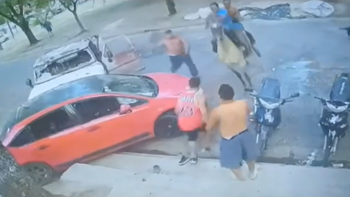 Escenas de la brutal pelea en Trenque Lauquen.(Foto: captura cámara de seguridad)
