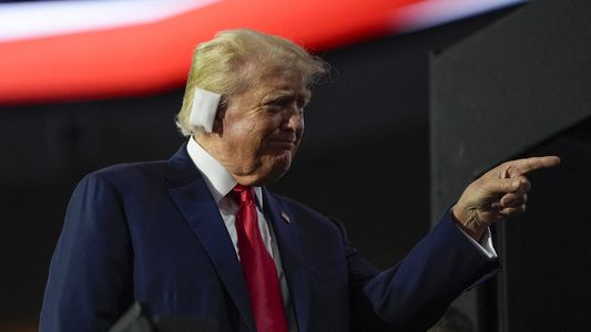 Con un parche en la oreja, Donald Trump reapareció en la convención republicana y arrasó