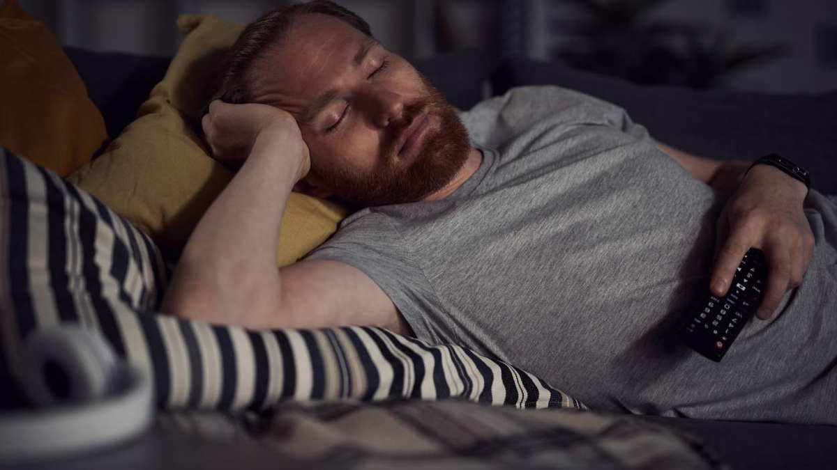 Qué significa cuando una persona se duerme mientras ve la televisión