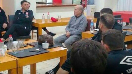 Alejandro Sabella pasó por la concentración de Estudiantes en la previa de otra noche de Copa