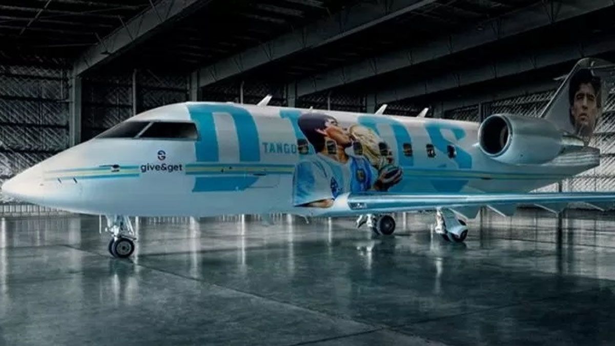 Emotiva presentación del "Tango D10S", el avión que homenajea a  Maradona