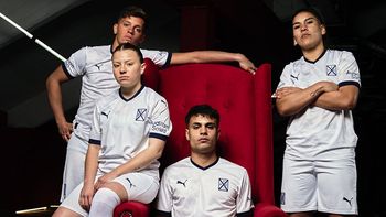 Independiente chicaneó a Flamengo con su nueva camiseta. Independiente chicaneó a Flamengo con su nueva camiseta.