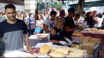 maxi, el chico de los sanguches que se volvio viral, monto un puesto en la marcha de ayer y salio hecho maxi, el chico de los sanguches que se volvio viral, monto un puesto en la marcha de ayer y salio hecho