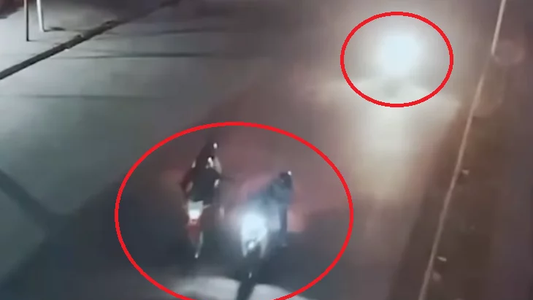 Impactante video: motochorros le dispararon sin piedad y lo dejaron morir en la calle