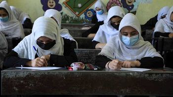 Entre llantos y el repudio internacional: los talibanes expulsaron a las mujeres afganas de las escuelas