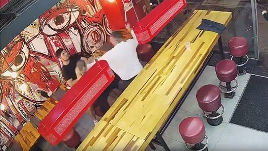 Salvaje golpiza a dos jóvenes dentro de una cadena de hamburguesas cerca del Obelisco