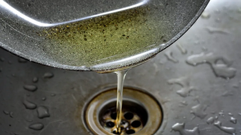 Cómo desechar correctamente el aceite de cocina usado para evitar errores comunes