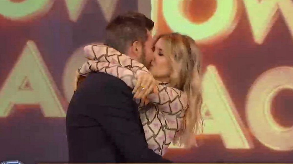 Beso de novela y pase de factura en el debut de Guillermina Valdes