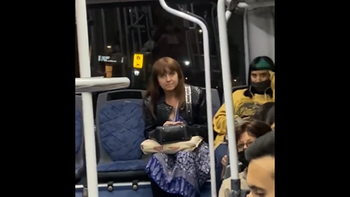 Locura arriba de un colectivo: una mujer no se quiso poner el barbijo y discutió con los pasajeros (Foto: captura de Twitter).
