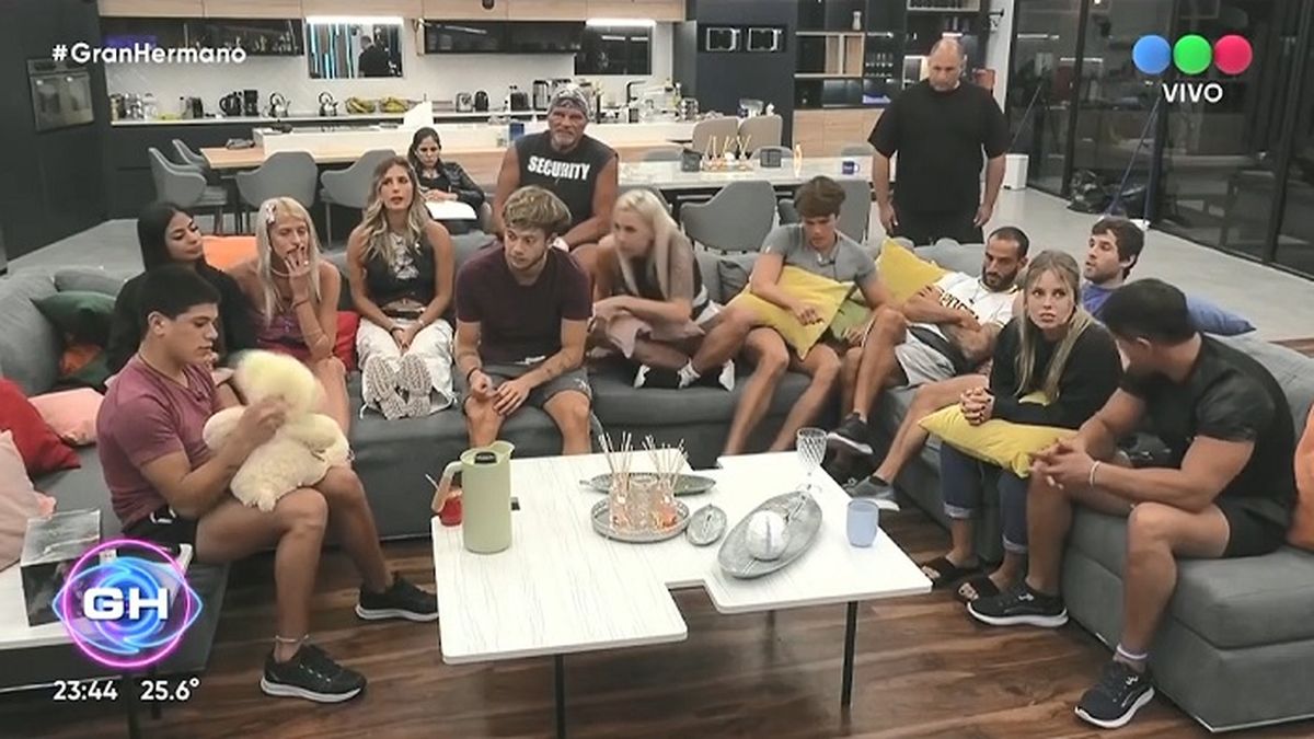 Camila Lattanzio y sus compa&ntilde;eros en el momento en que Gran Hermano le anuncia la sanci&oacute;n: no podr&aacute; nominar y autom&aacute;ticamente queda en placa.