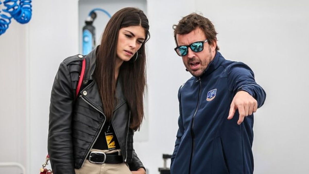 Linda Morselli junto a Fernando Alonso.&nbsp;
