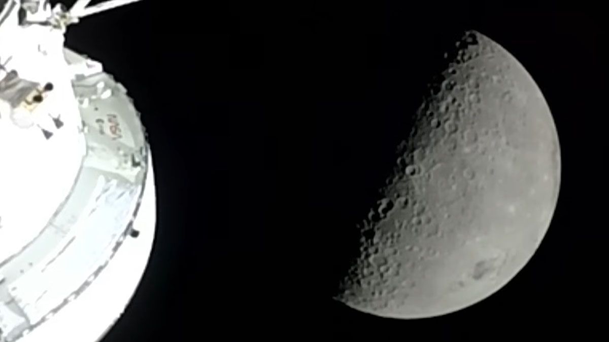Desde la cápsula, la vista de la Luna, parcialmente iluminada por el Sol. (Foto: NASA)