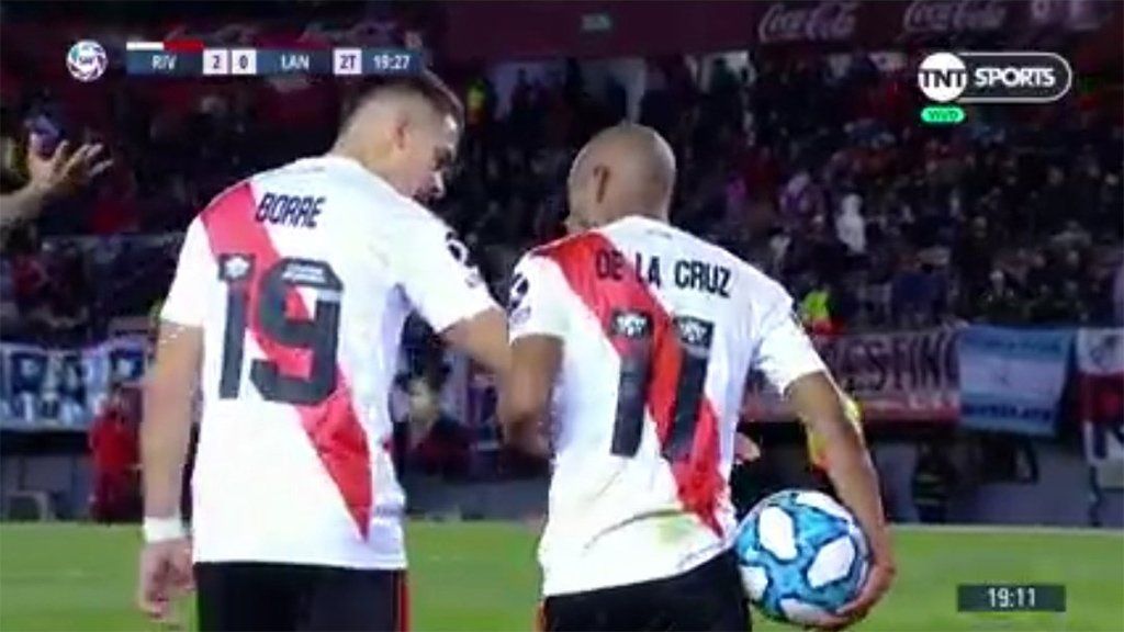 De la Cruz canchereó, la picó en el penal y Rossi se lo atajó sentado