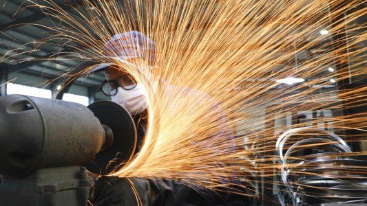 En agosto, la industria pyme cayó un 10,8% interanual, aunque con un inicio de recuperación