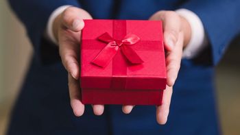 Viral: la razón por la que dos hermanos se intercambian el mismo regalo navideño desde hace más de tres décadas