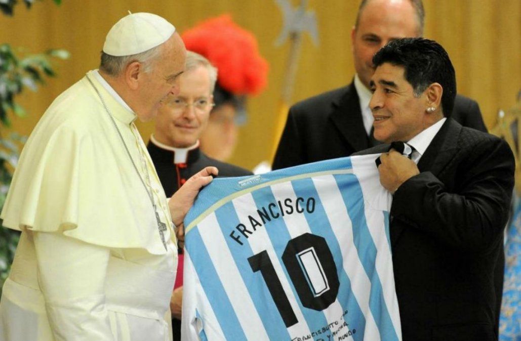 La familia Maradona recibió un rosario bendecido y enviado por el papa Francisco