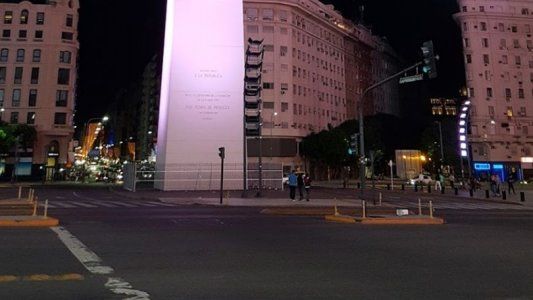 Impactante video: motociclista atropelló a mujer que cruzaba la 9 de Julio