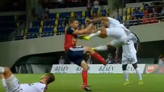 Casi criminal: la brutal patada en el comienzo de la Champions League