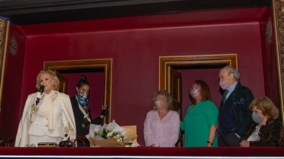 Mirtha Legrand anoche en el palco del Astral, en la obra de teatro 'Dos locas de remate' junto a su nieta Juana Viale, Gino Bogani y 3 colaboradoras. Foto: Simón Quesada. 