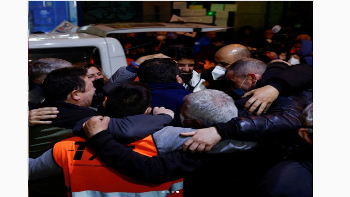Los taxistas se abrazan con sus compañeros al llegar de regreso a Madrid (Foto: Instagram de ABC)