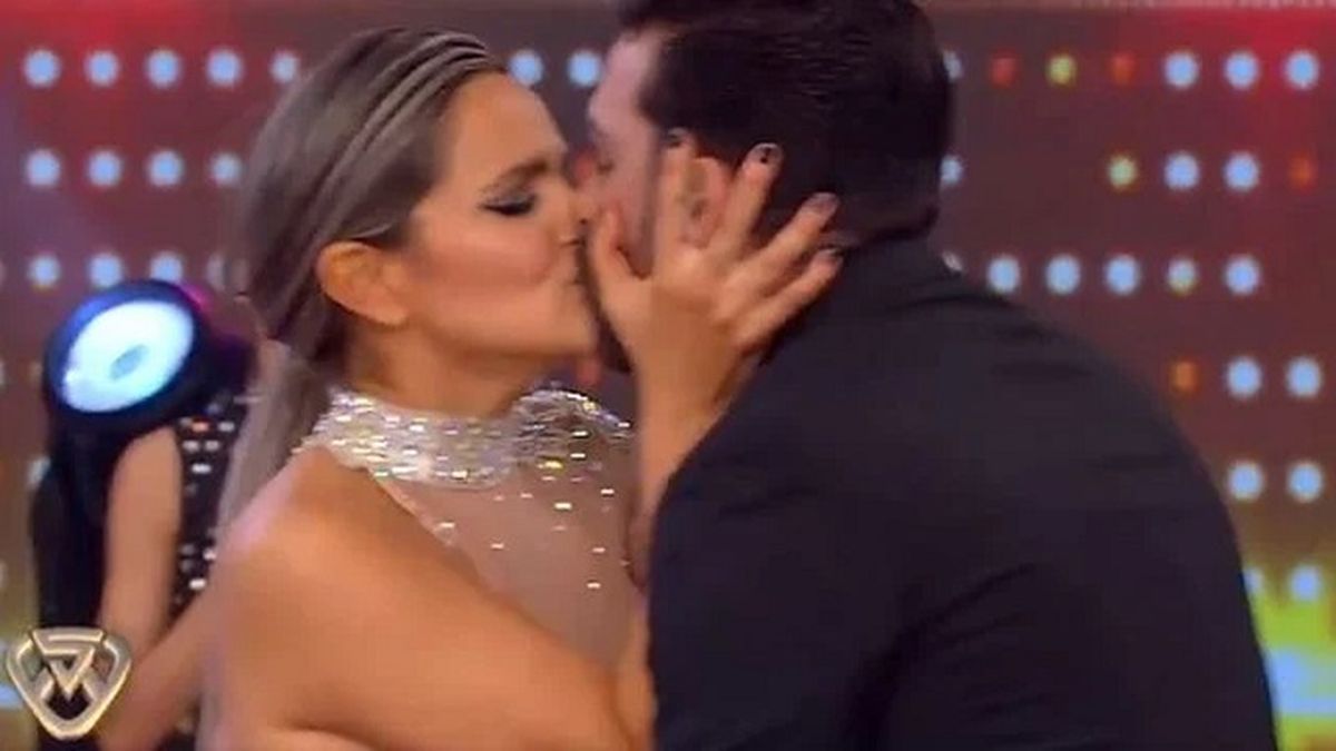 El beso del encuentro entre Mariela Anchipi y Hernán Piquín en la pista de ShowMatch, quienes revelaron haber sido novios en su juventud.