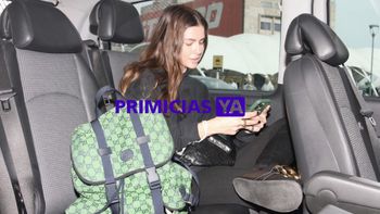 La China Suárez ni bien bajó del avión no se despegó un instante de su teléfono celular.&nbsp;