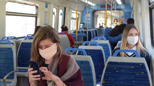 Ante la escalada de casos de coronavirus, el Gobierno recomienda usar nuevamente tapabocas en colectivos y trenes