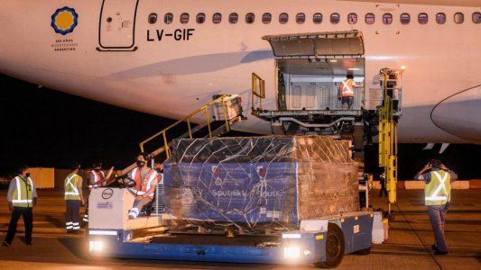Llegó el segundo avión de Rusia: con cuántas dosis de vacunas contra el Covid cuenta la Argentina