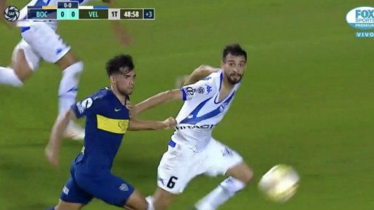 El penalazo que Espinoza no le cobró a Vélez en la última del primer tiempo