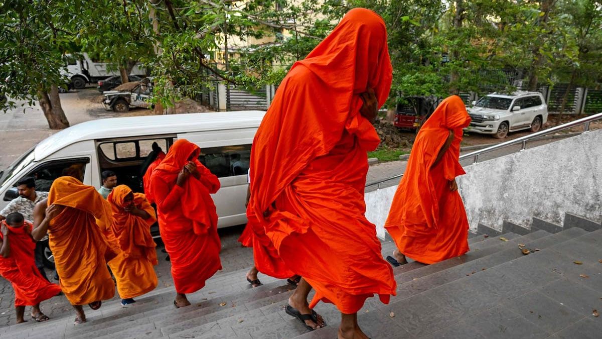 Los monjes suben una escalera tapados en sus propias túnicas. SE los acusa de un delito por el hallazgo de una carga increíble en sus equiapajes. (Foto: Gentileza NYTimes)