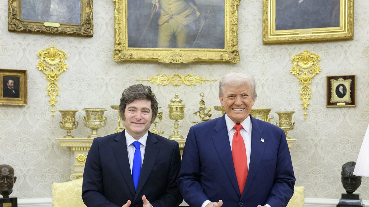 Qué dice la carta que le regaló Javier Milei a Donald Trump durante la cumbre en la Casa Blanca.&nbsp;