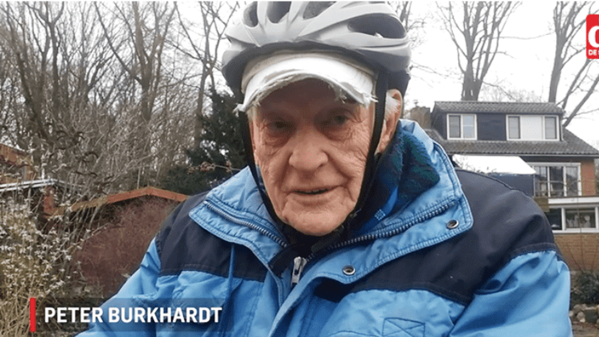 Tiene 90 años y todos los días hace dos horas en bicicleta para visitar a su esposa enferma
