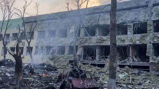 Ucrania acusa a Rusia de bombardear un hospital infantil en Mariúpol