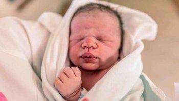 Abandonaron a un bebé recién nacido dentro de una bolsa y en el techo de un galpón