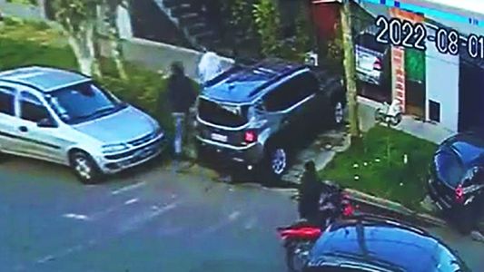 Video: a los gritos, una mujer evitó que dos motochorros le roben el auto en Wilde